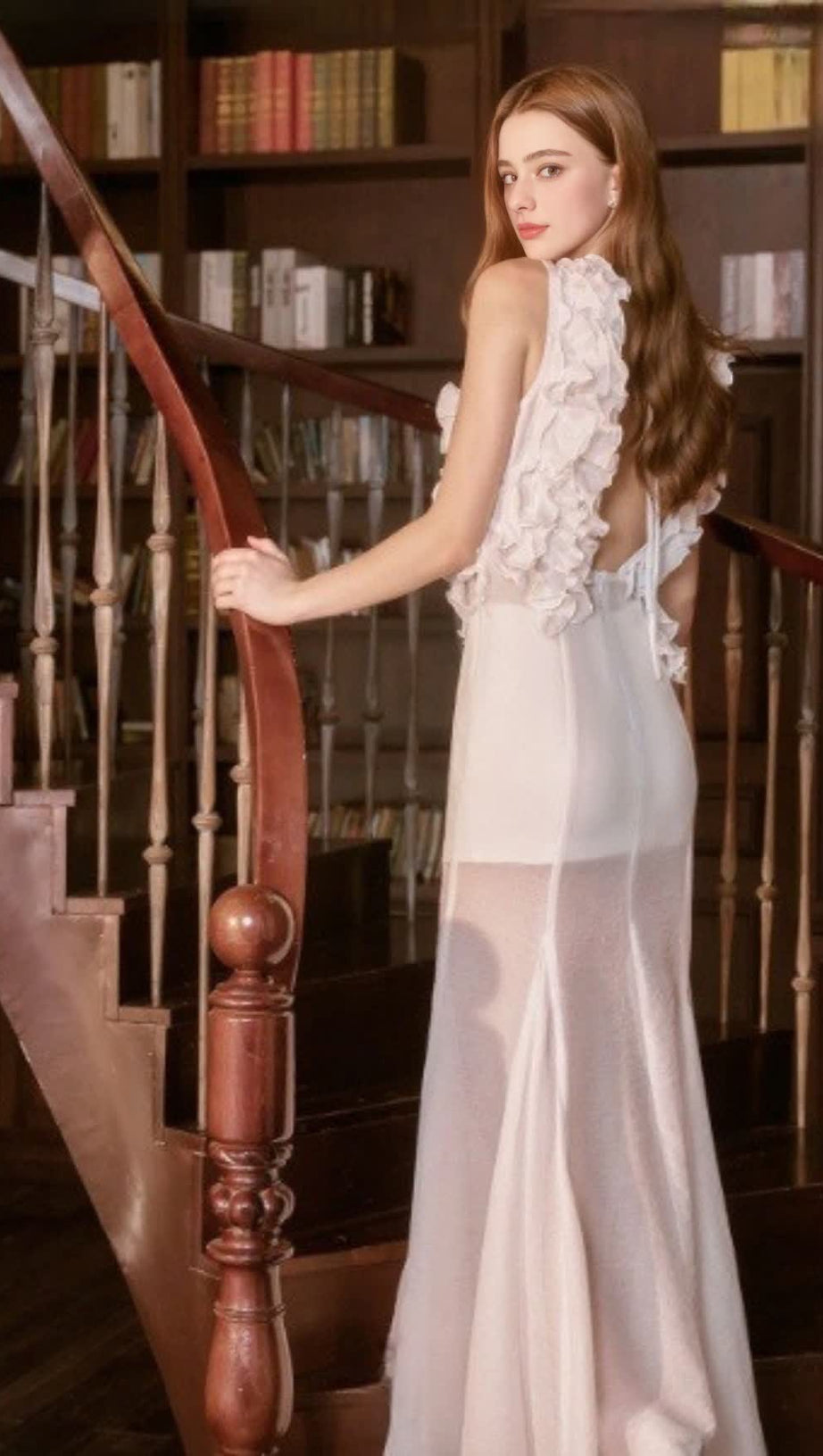 ABITO LUNGO TRASPARENTE CON SCOLLO PROFONDO E VOLANT BIANCO