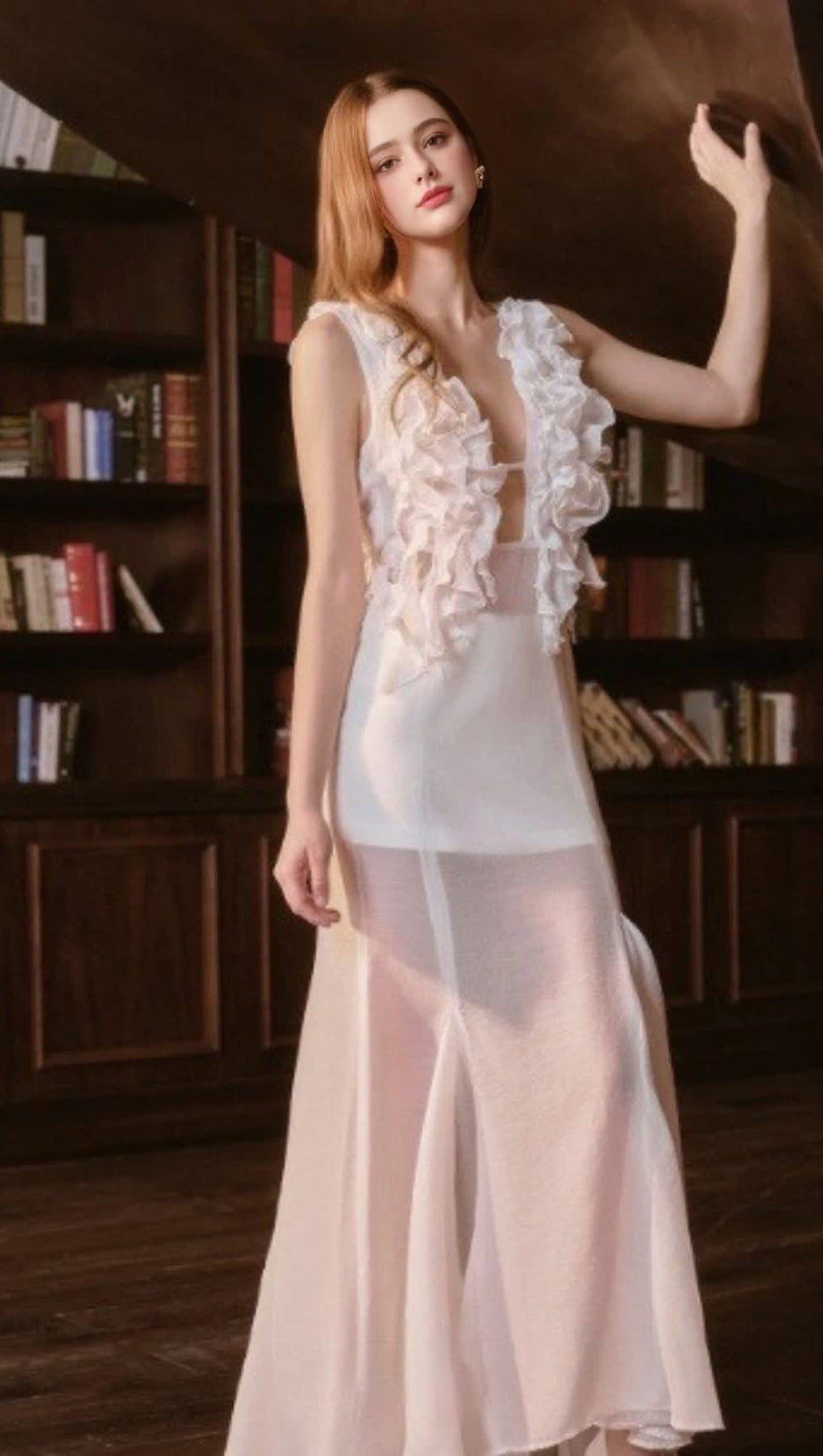 ABITO LUNGO TRASPARENTE CON SCOLLO PROFONDO E VOLANT BIANCO