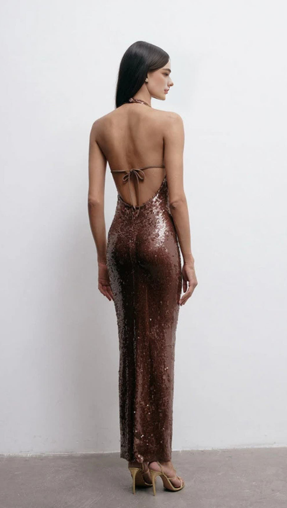 ABITO MIDI ADERENTE CON SCOLLO ALTO E PAILLETTES MARRONI