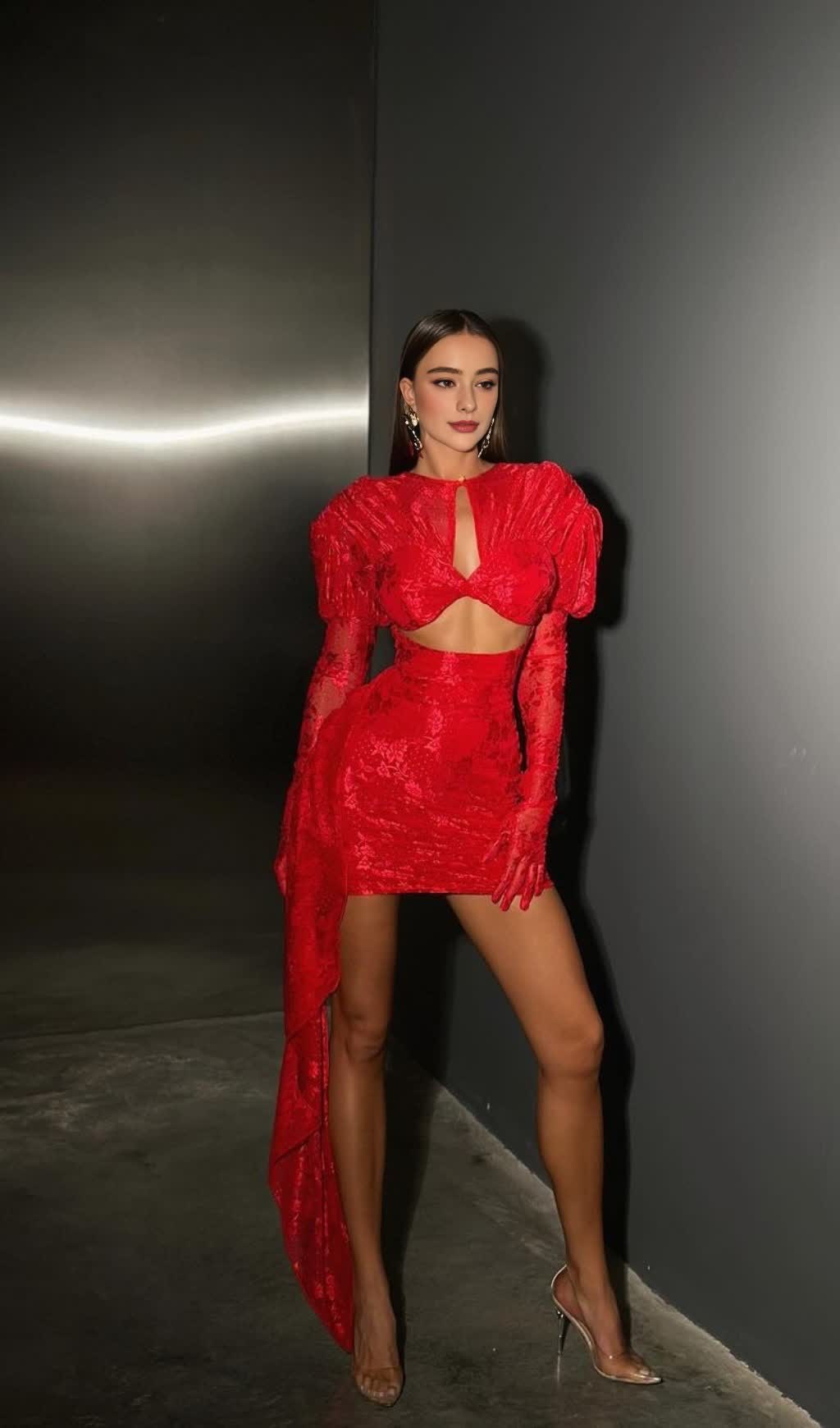 Rotes Minikleid mit Cut-Outs und Rüschen und Handschuhen 