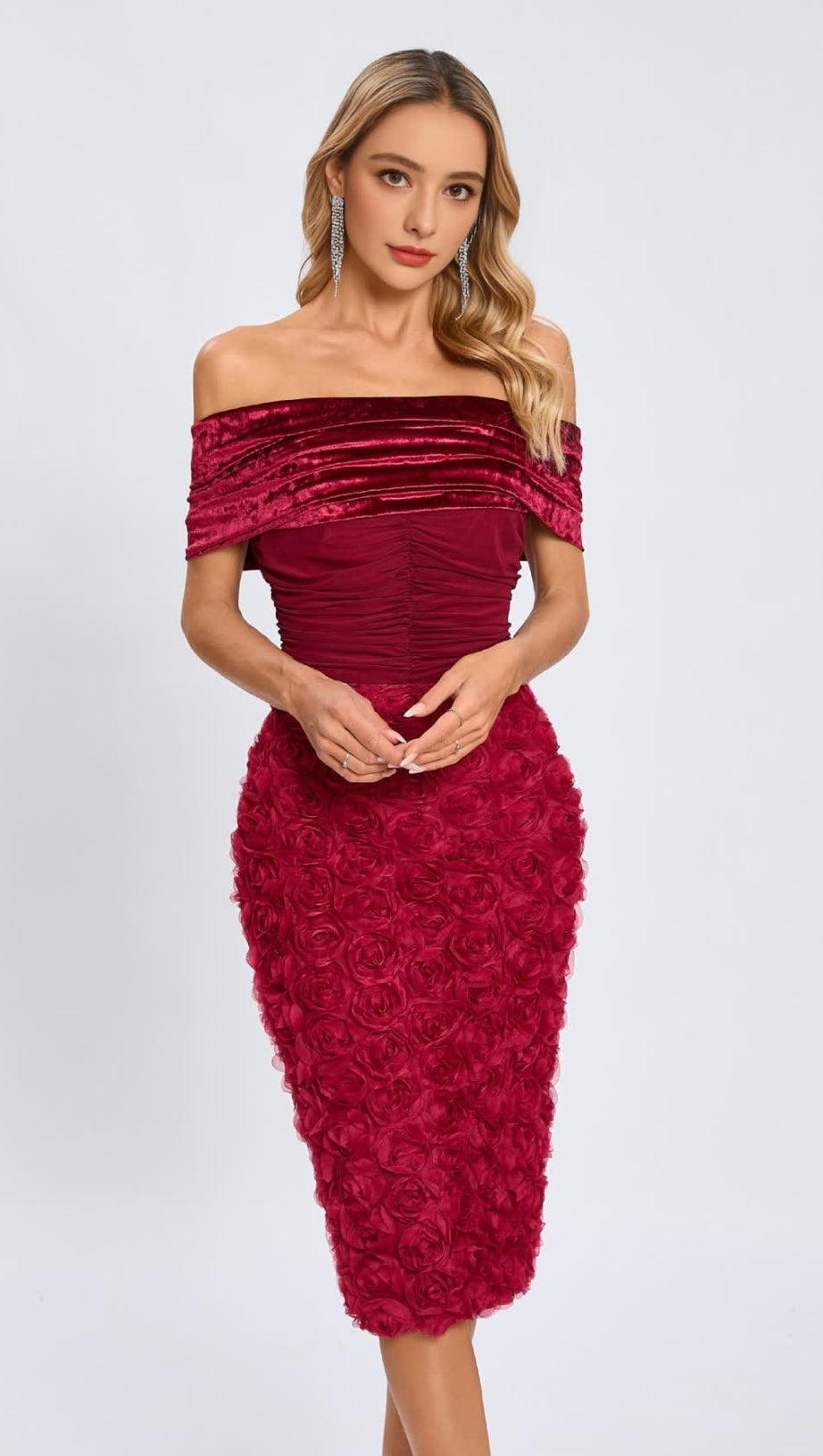 Schulterfreies Midikleid aus rotem Samt mit Blumenapplikation 