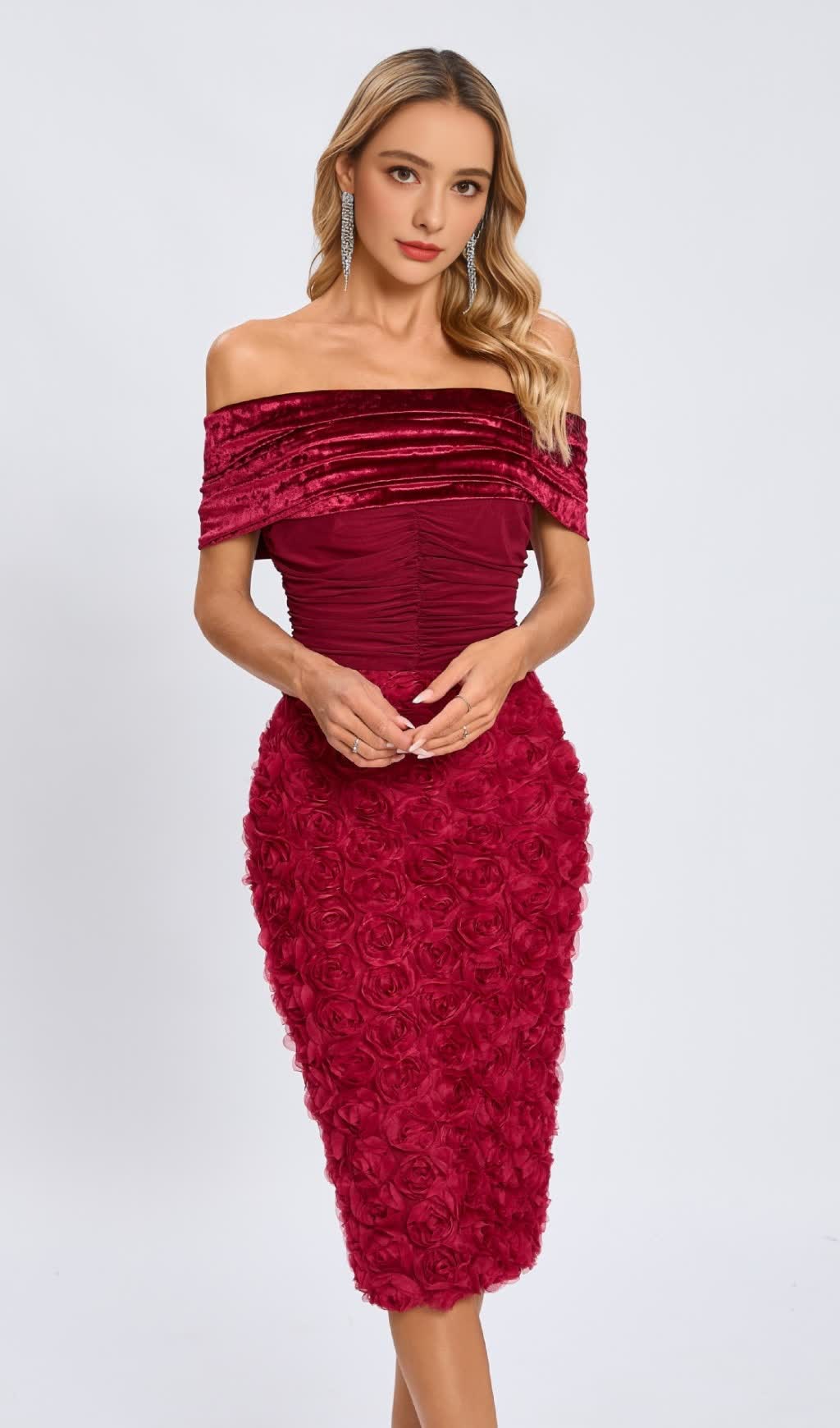 ABITO MIDI IN VELLUTO ROSSO CON SPALLE SCOPERTE E APPLICAZIONI FLOREALI