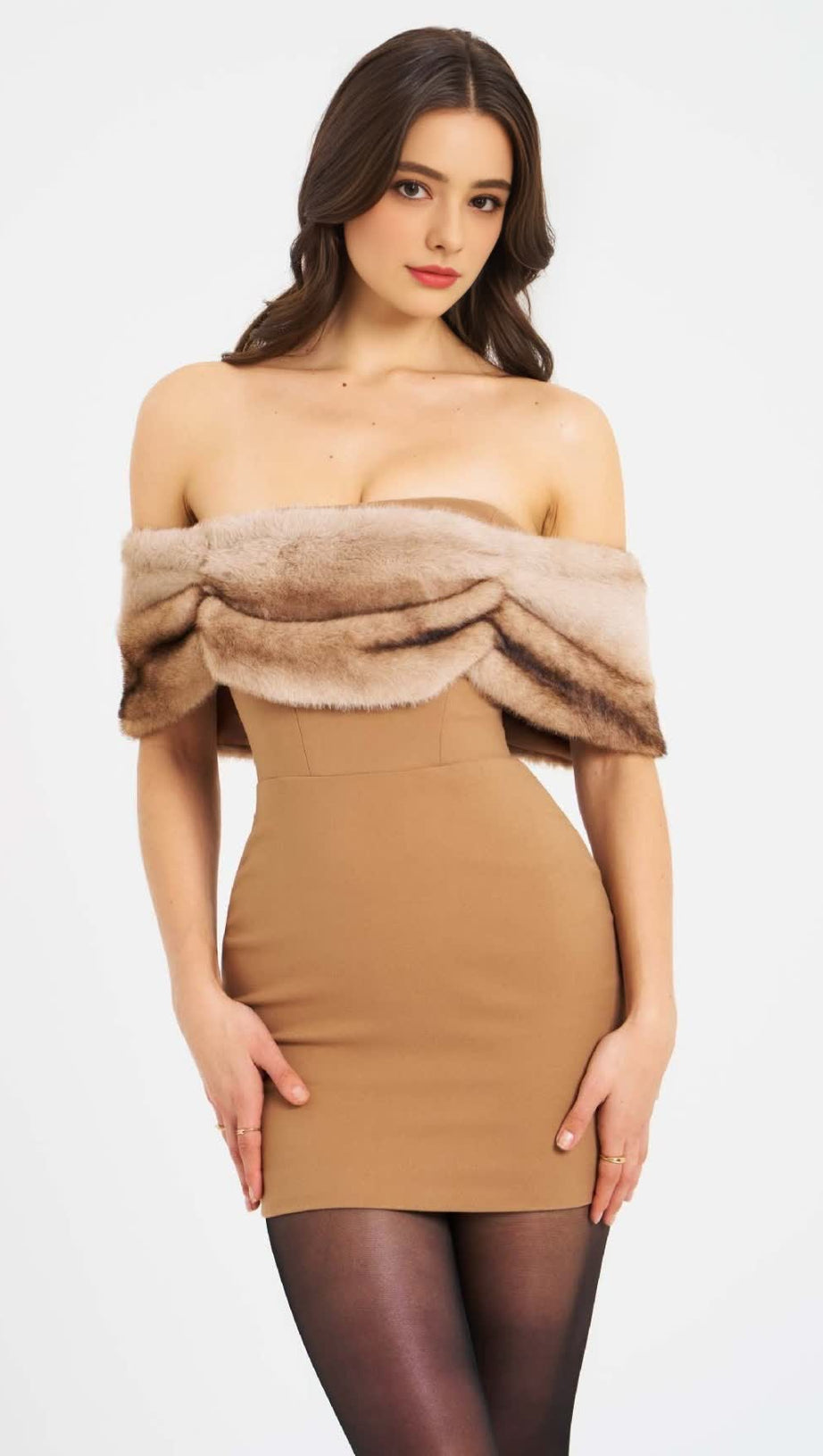ABITO ADERENTE CON SPALLE SCOPERTE E BORDI IN PELLICCIA SINTETICA MARRONE