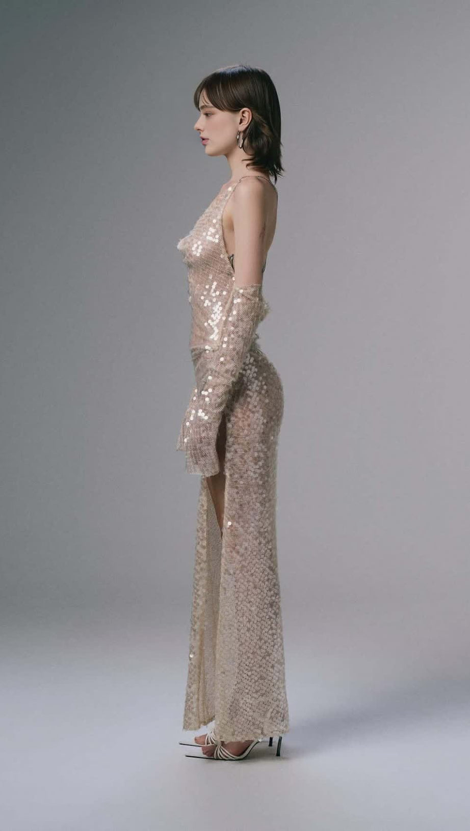 ABITO MIDI CON SPALLINE INCROCIATE IN RETE DI PAILLETTES E GUANTI