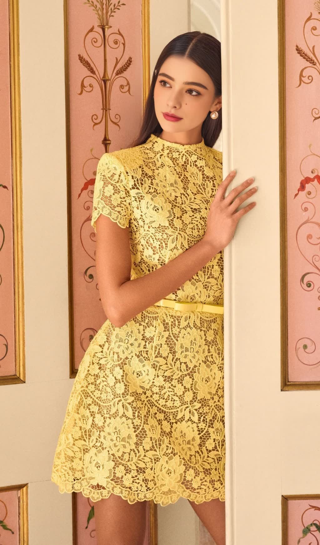 MINI ABITO IN PIZZO CAVO CON CINTURA E FIOCCO GIALLO