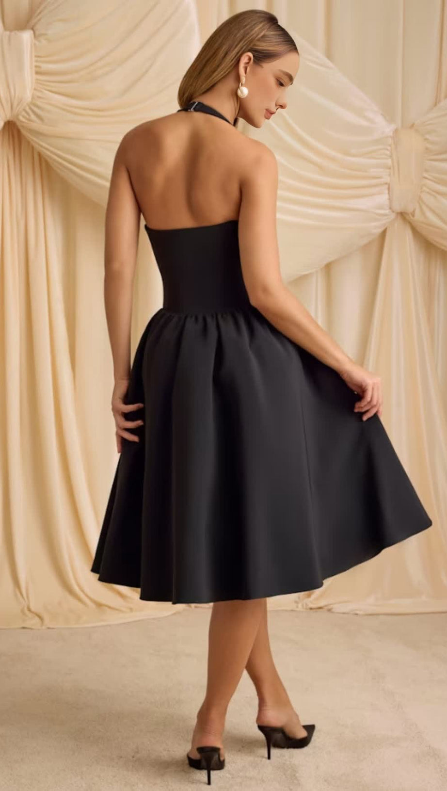 ABITO MIDI SVASATO CON FIOCCO E COLLO ALL'APERTO IN NERO