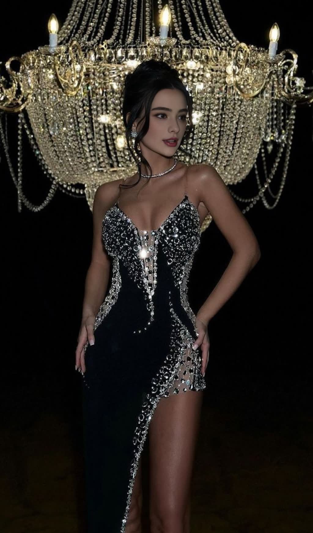 ABITO SIRENA ASIMMETRICO CON STRASS E TAGLIO NERO