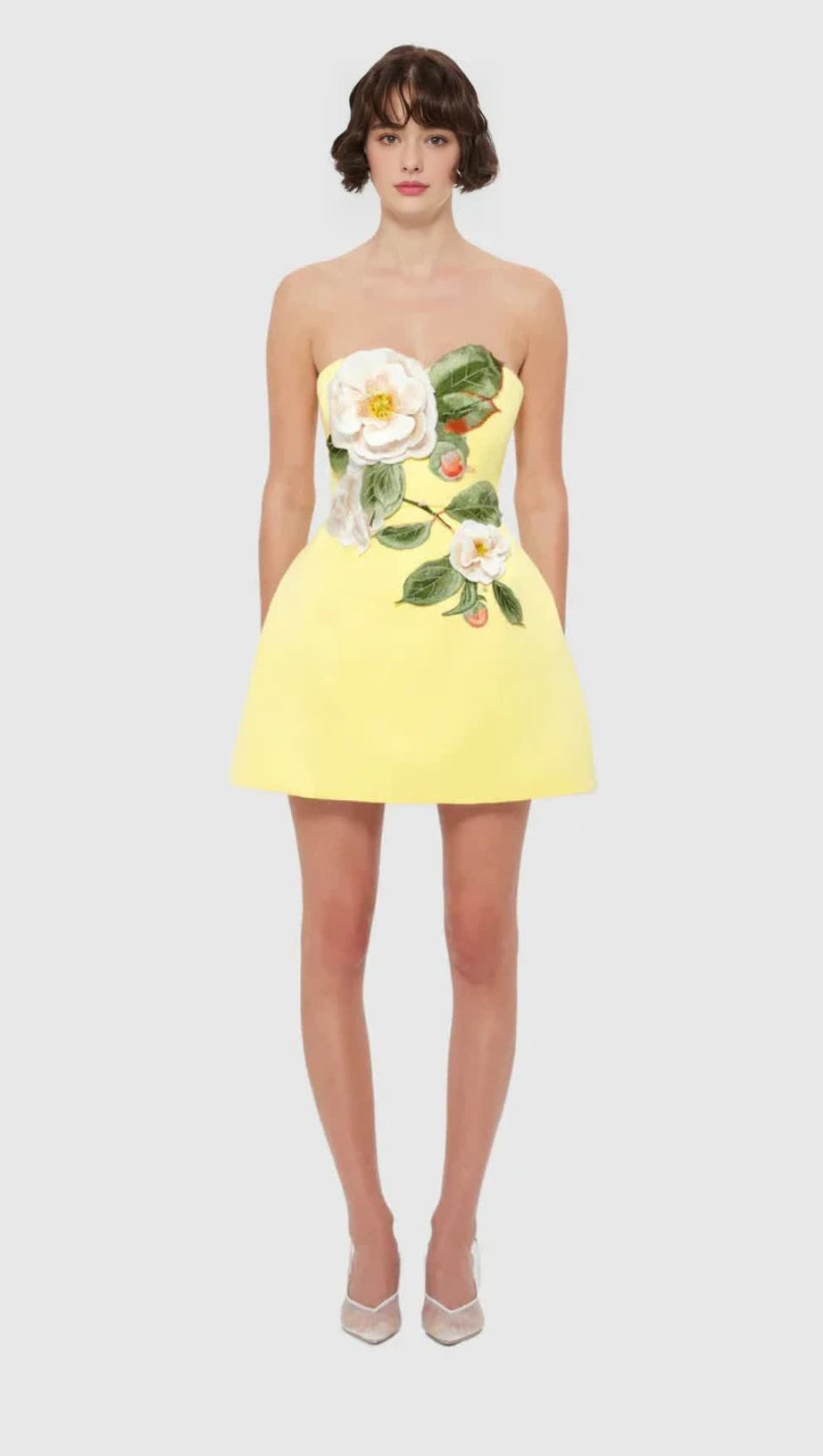 Suzanne – Bustier-Minikleid mit Blumenapplikation in Gelb