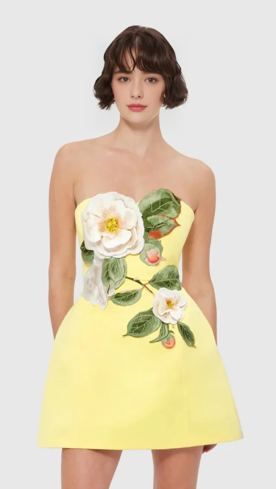 Suzanne – Bustier-Minikleid mit Blumenapplikation in Gelb