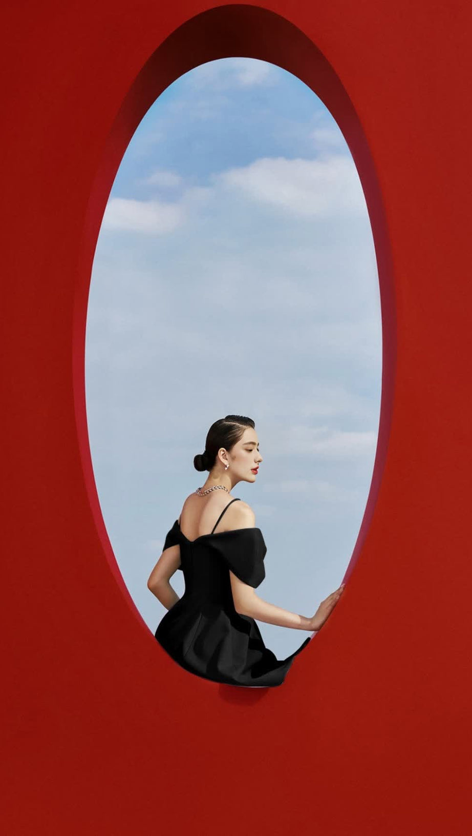 V - NECK SHORT - SLEEVE FIT - AND - FLARE DRESS IN BLACK