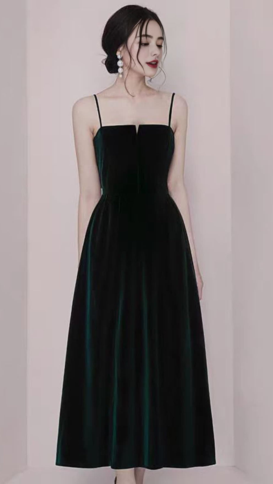 VELVET STRAPLESS MIDI DRESS IN DARK GREEN