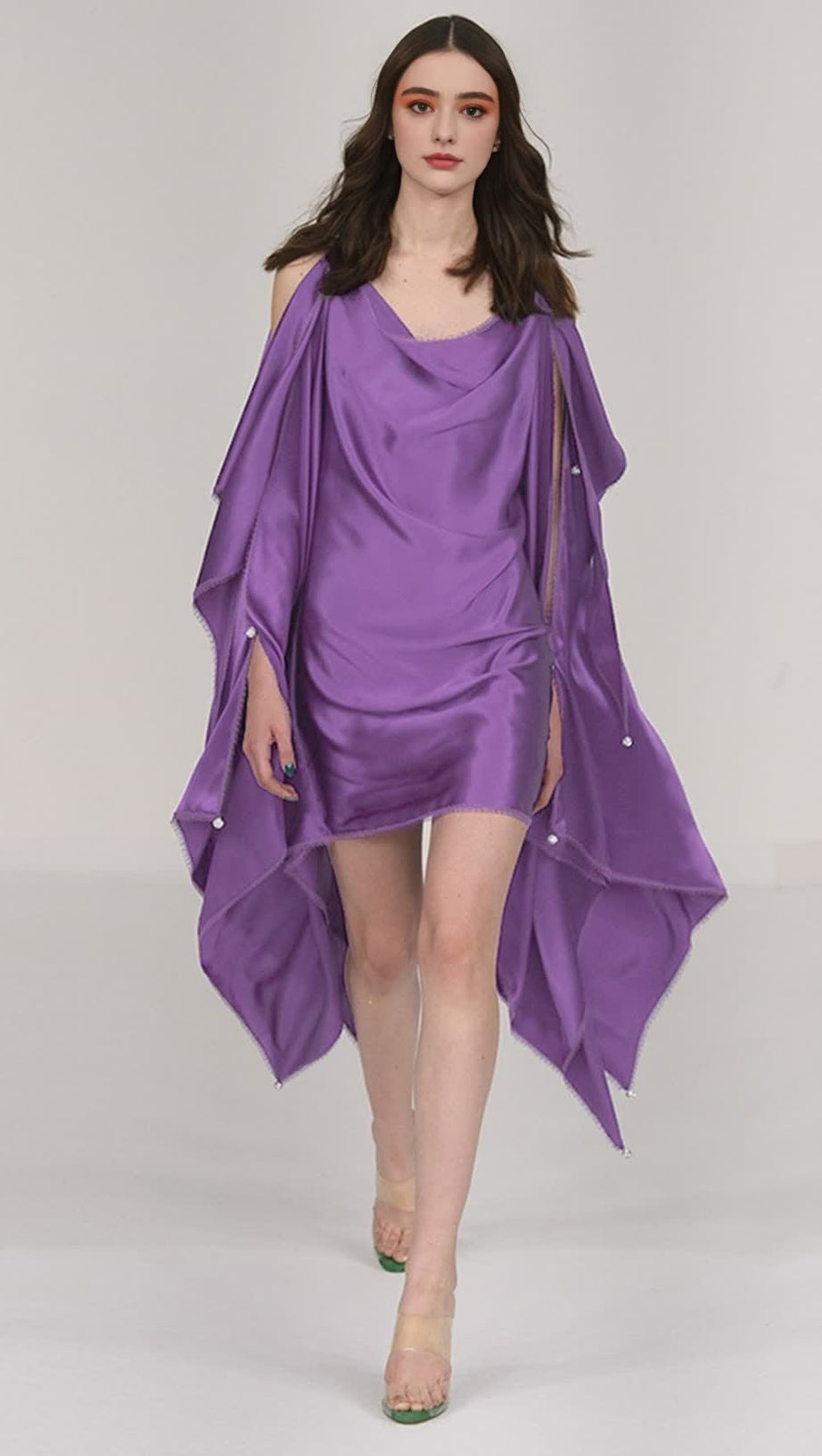 Satin-Minikleid mit Wasserfallausschnitt und Cape-Ärmeln in Lila