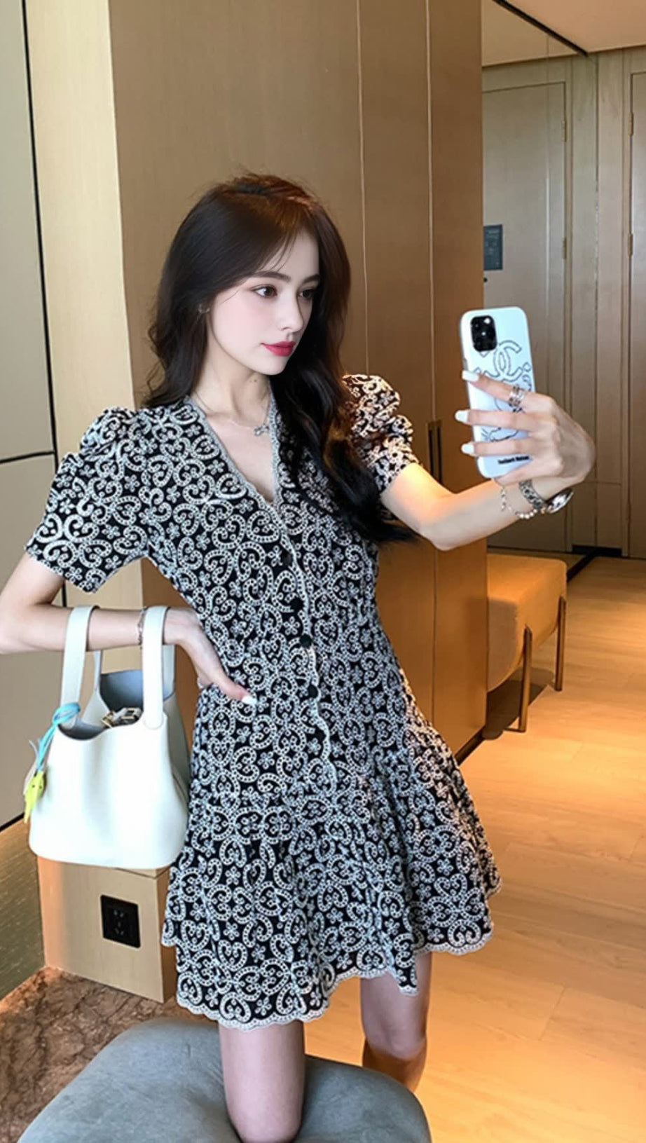 schwarzes Guipure-Minikleid mit V-Ausschnitt