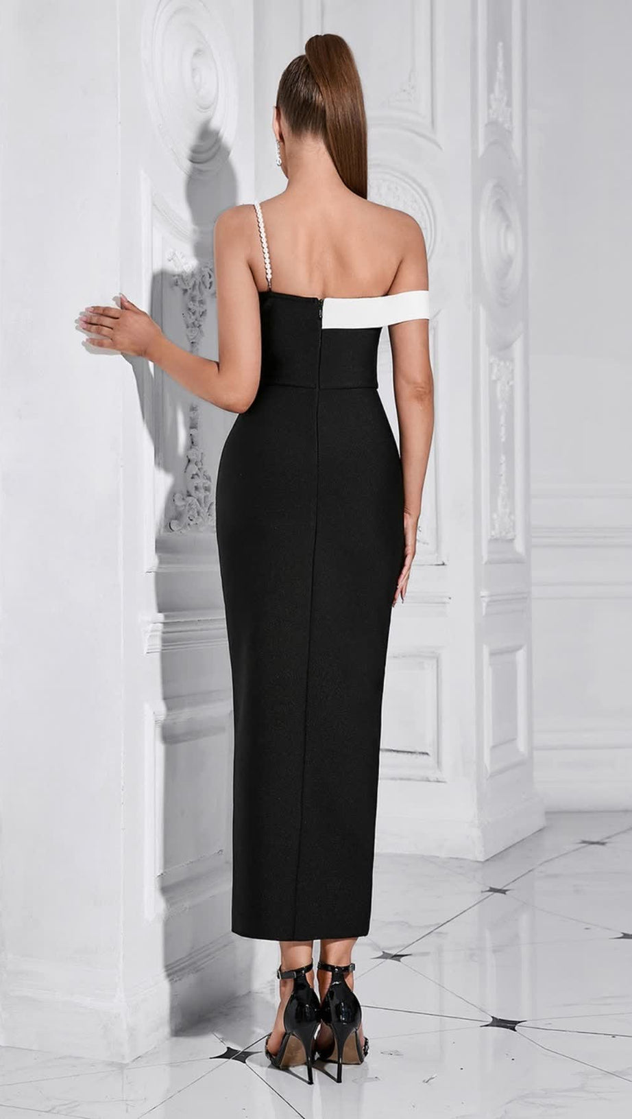 Asymmetrisches Midikleid mit Schlitz und Trägern in Schwarz und Weiß