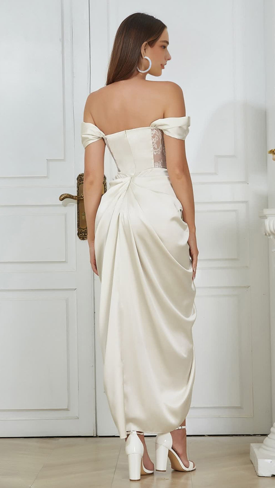 Schulterfreies Midikleid aus Satin mit Schleife und gerüschten Trägern in Elfenbein