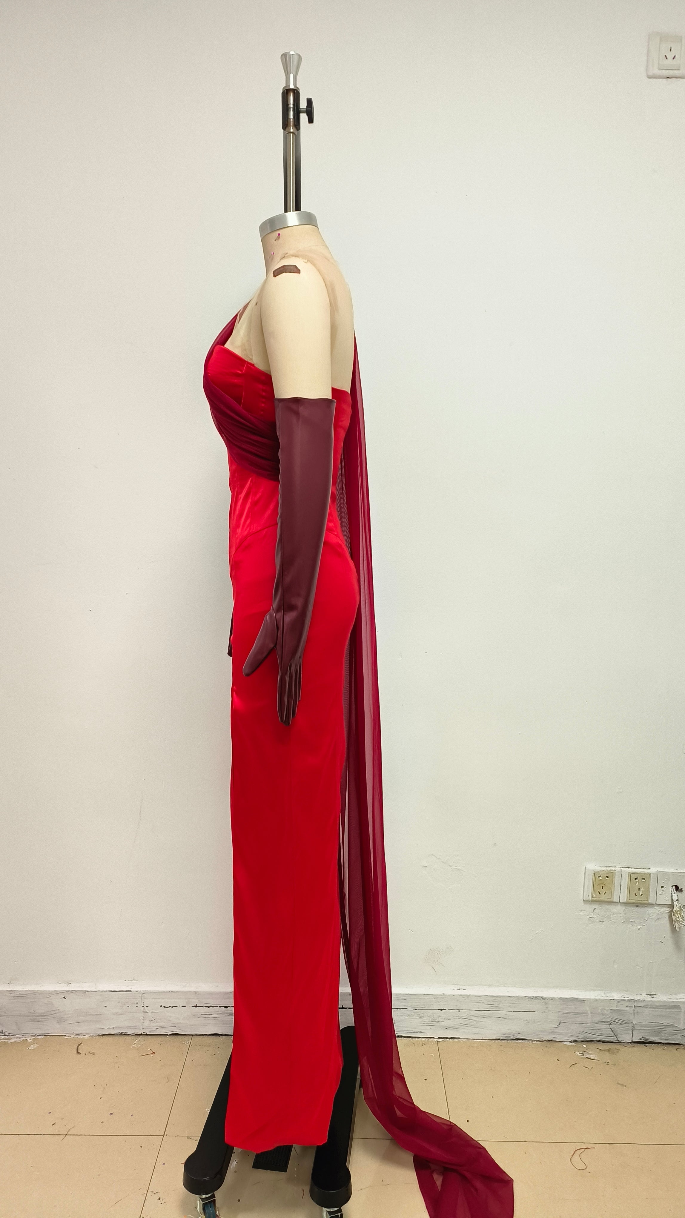 Trägerloses Kleid mit hohem Schlitz und Handschuhen