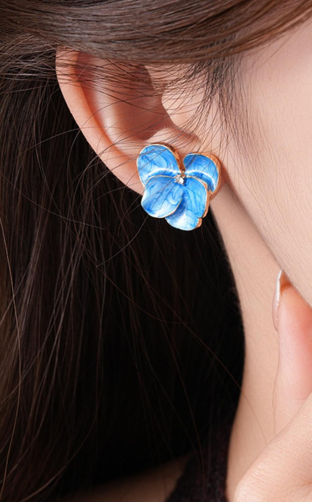 DERICK BLUE FLOWER EARRINGS