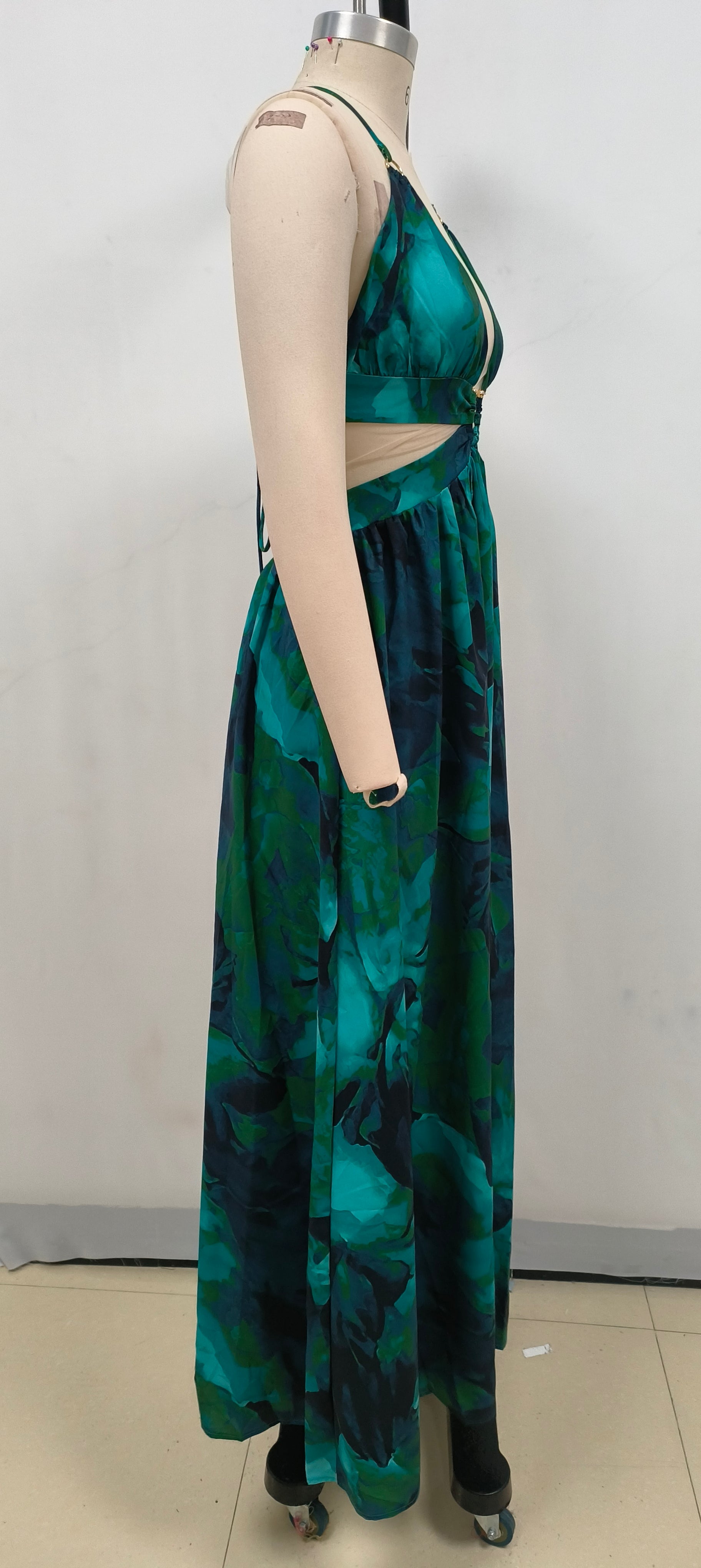 ABITO CON APERTURA SUL PETTO E ABITO MIDI VERDE