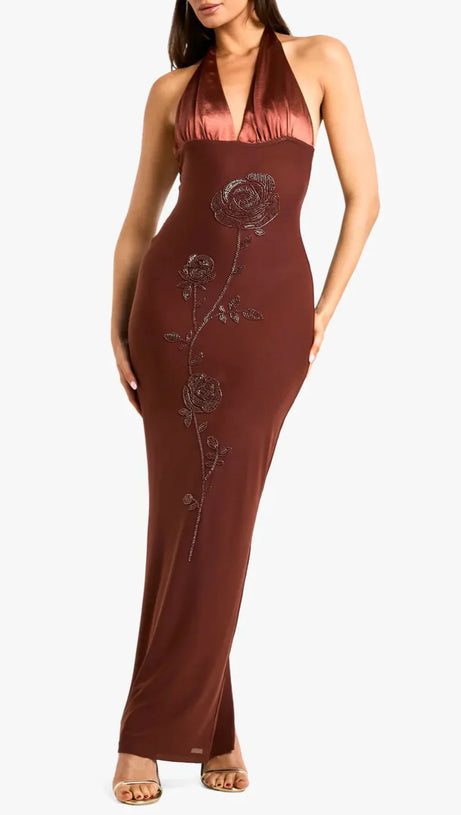 ABITO LUNGO IN RASO FLOREALE CON PERLINE E SCOLLO A V, COLOR MARRONE