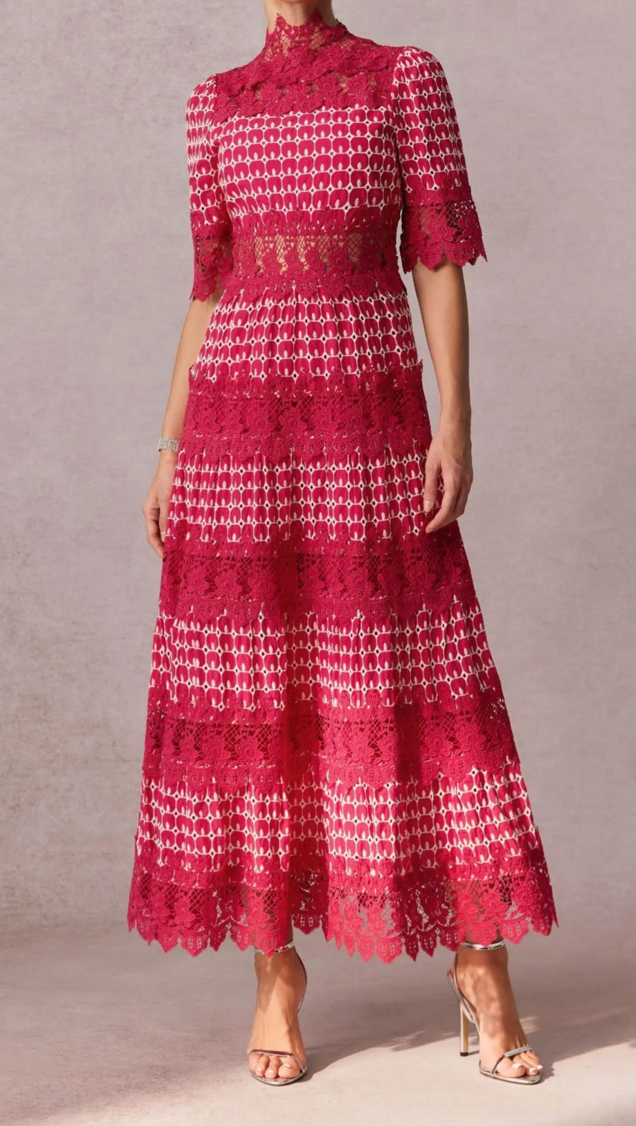 Simona – Besticktes Midikleid aus Spitze in Rot