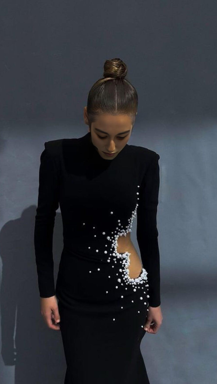 SEXY KLEID MIT PEARL HOLLOW IN SCHWARZ