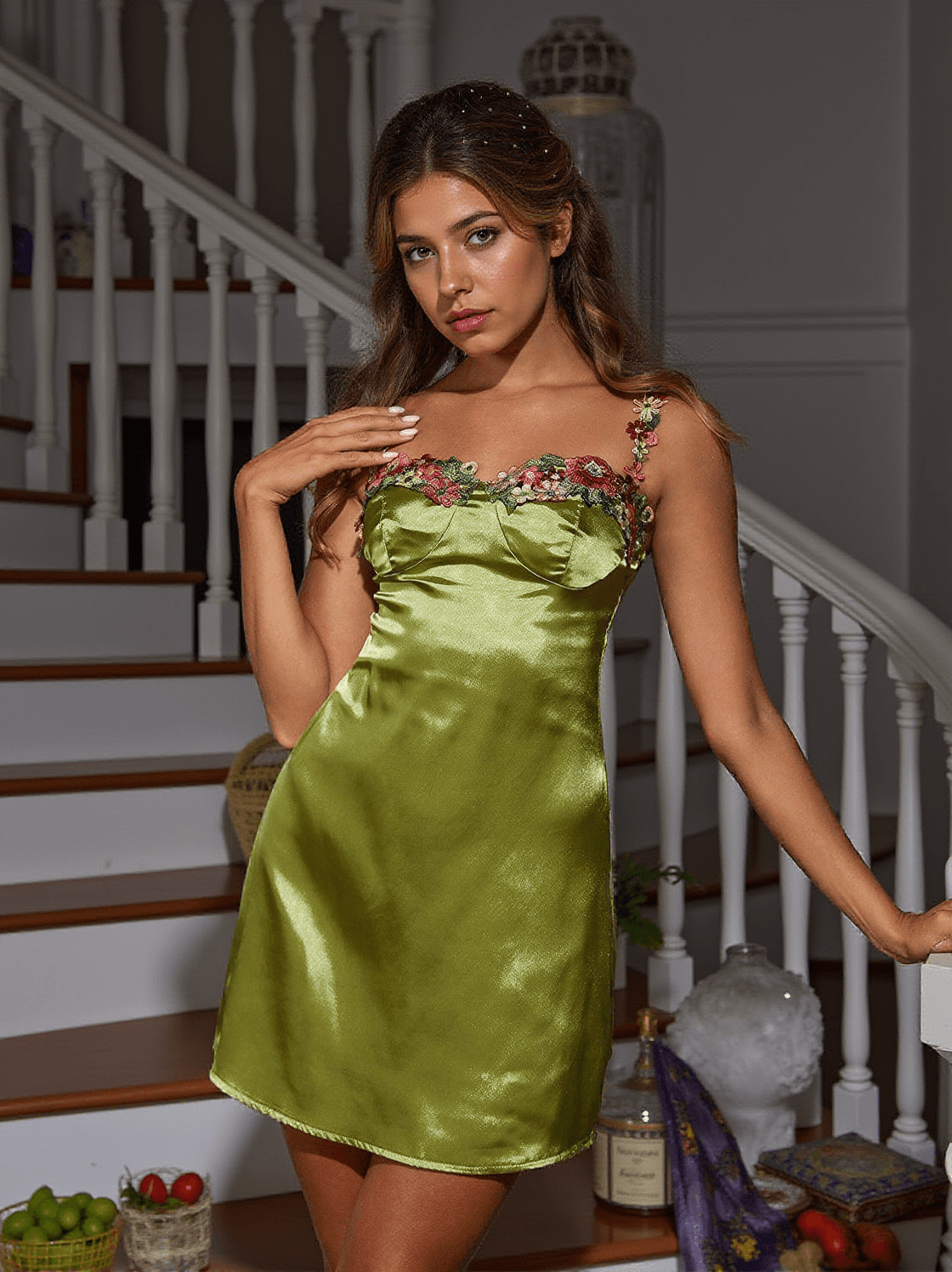 Minikleid aus Satin mit Blumenstickerei „Gentry“