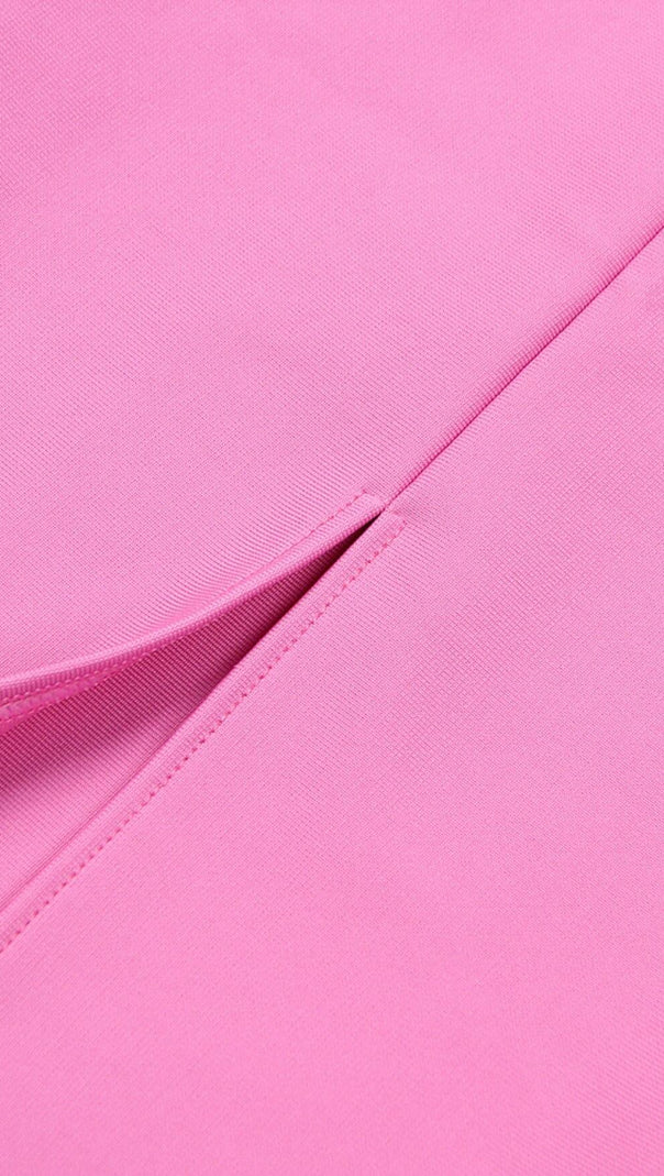 MIDIKLEID MIT ECKIGEN SCHULTERN UND KORSETT IN PINK