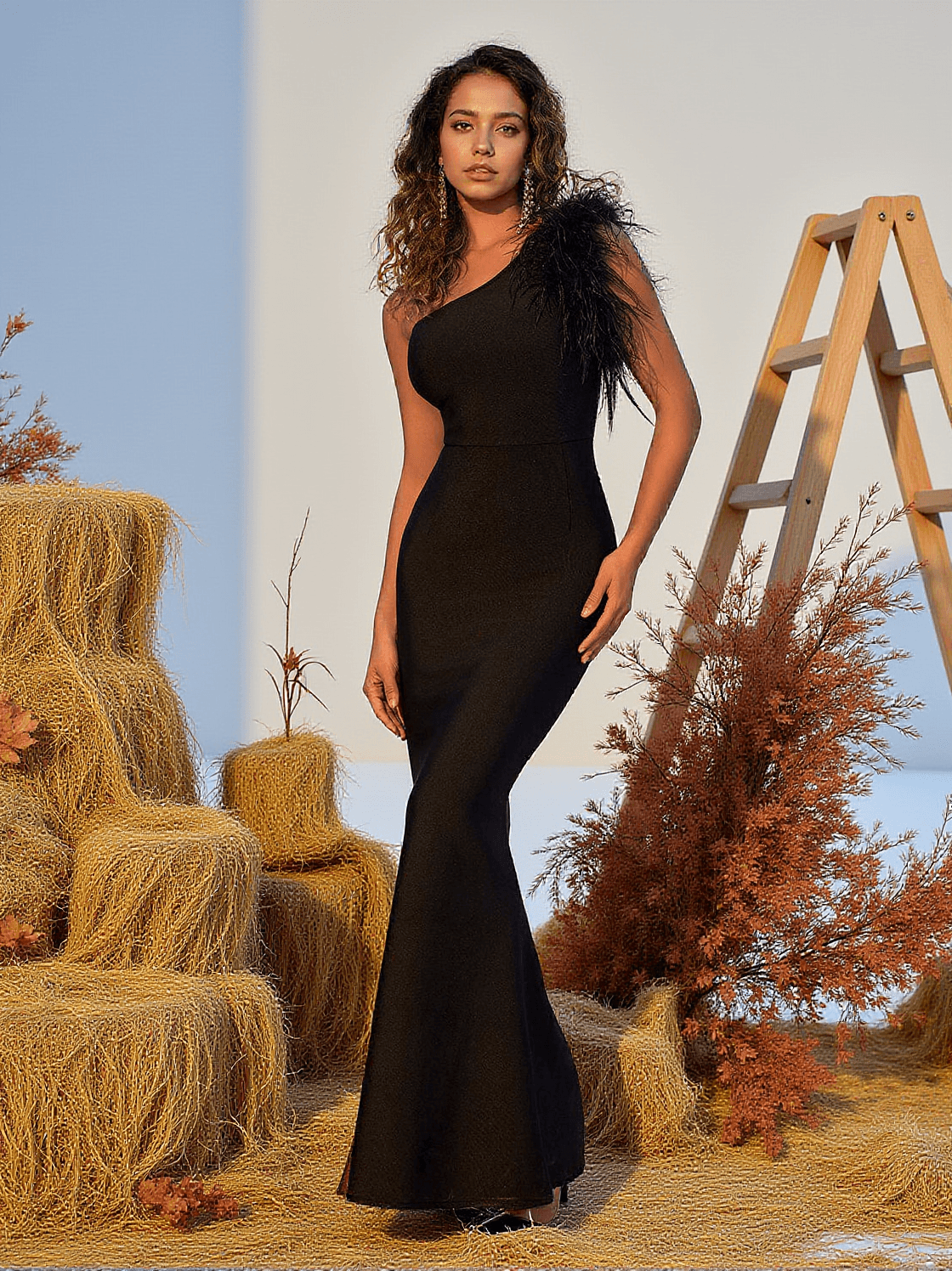 ABITO MINA MONOSPALLA CON BENDAGGI E BORDI IN PIUME