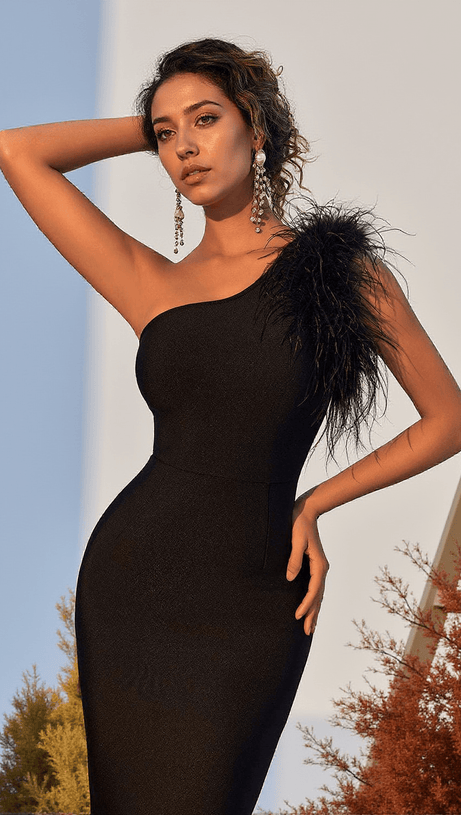 ABITO MINA MONOSPALLA CON BENDAGGI E BORDI IN PIUME