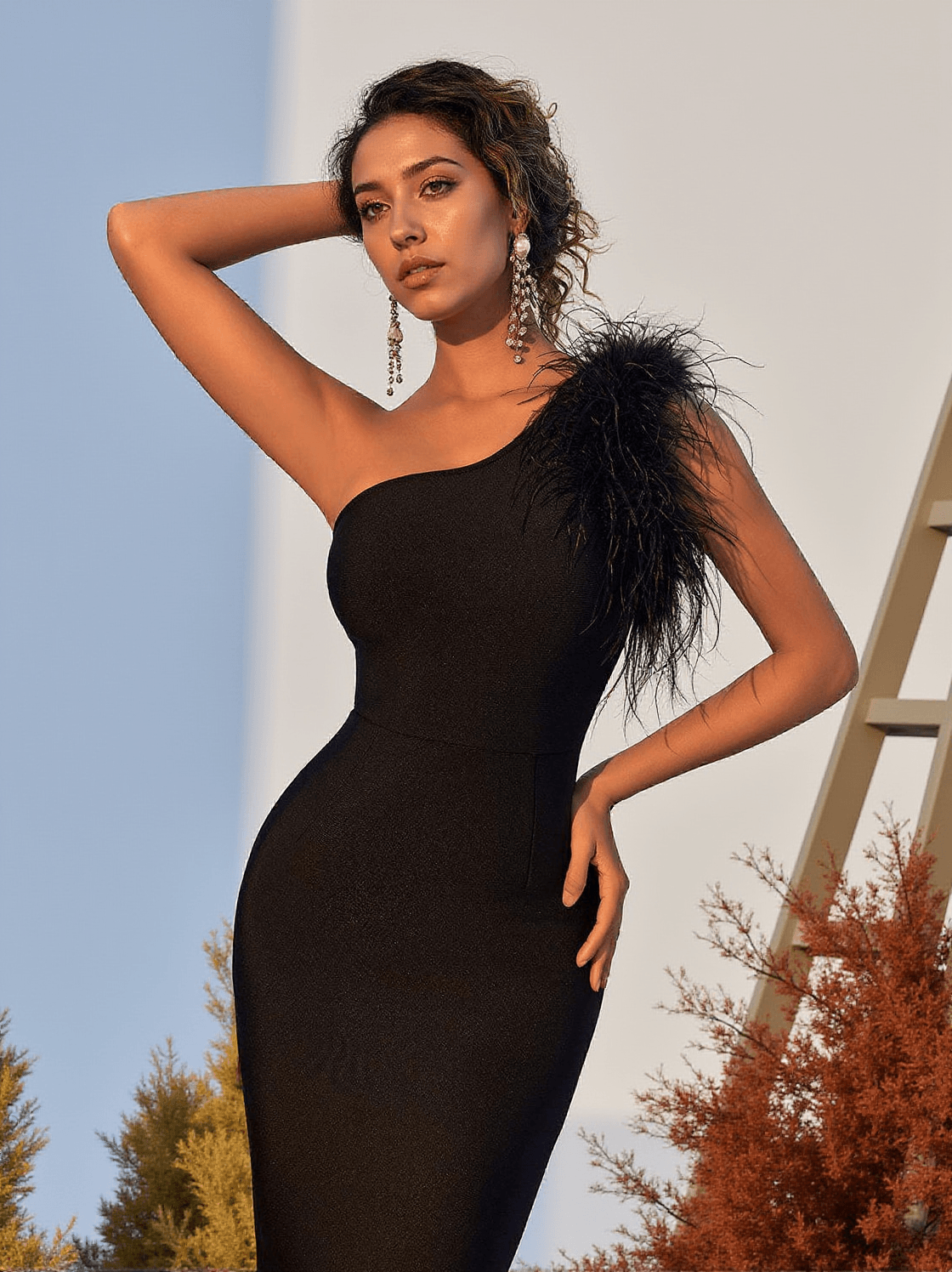 ABITO MINA MONOSPALLA CON BENDAGGI E BORDI IN PIUME