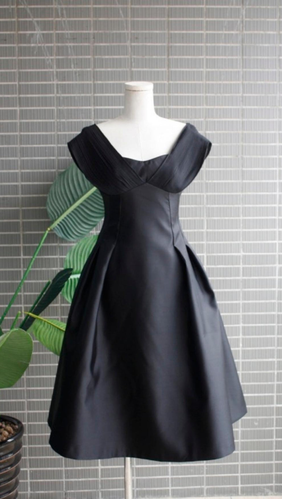 V NECK SLINKY MIDI DRESS