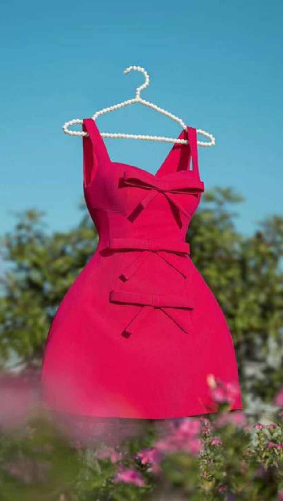 ROSA MINIKLEID MIT SCHLEIFE UND TRÄGERN