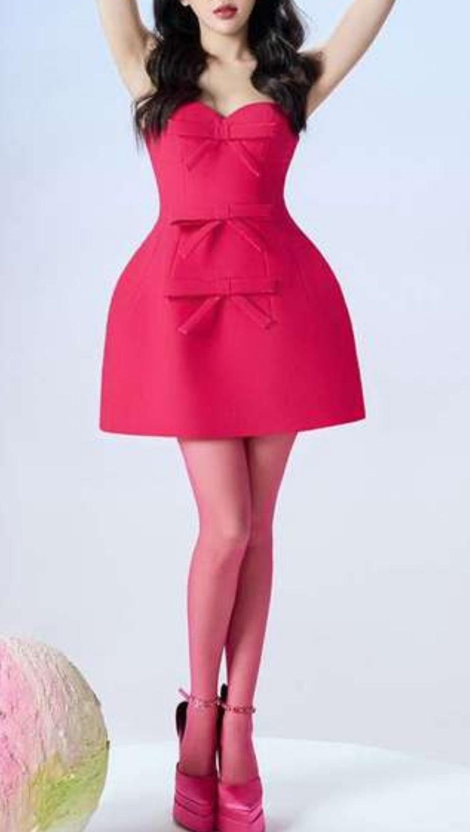 ROSA MINIKLEID MIT SCHLEIFE UND TRÄGERN