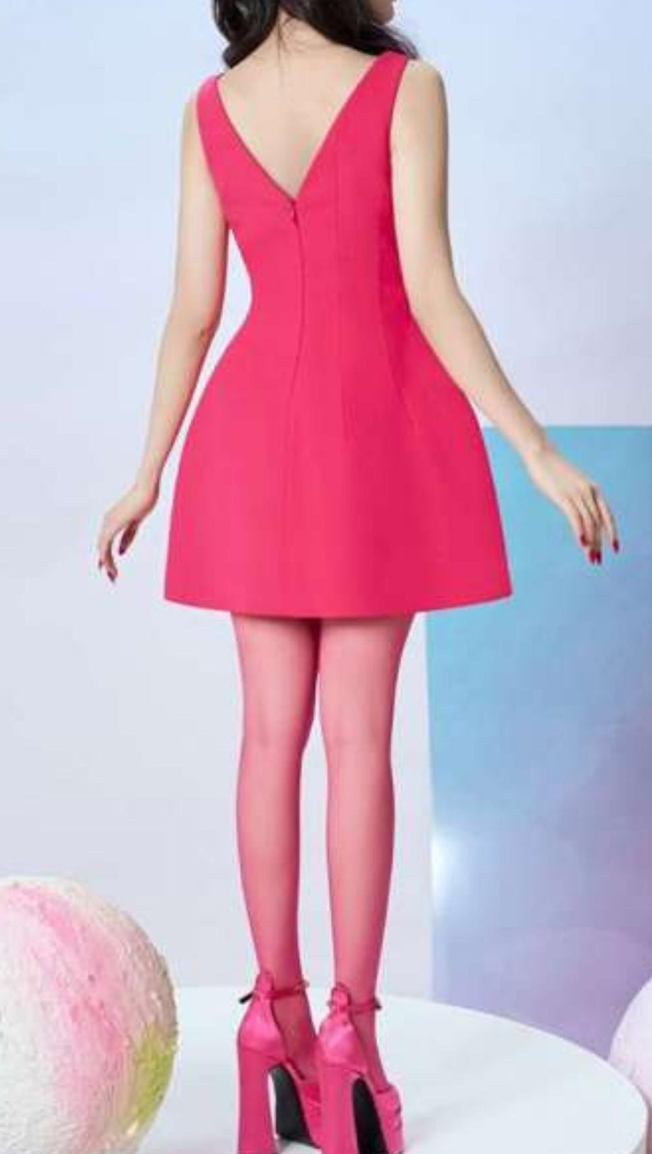 ROSA MINIKLEID MIT SCHLEIFE UND TRÄGERN