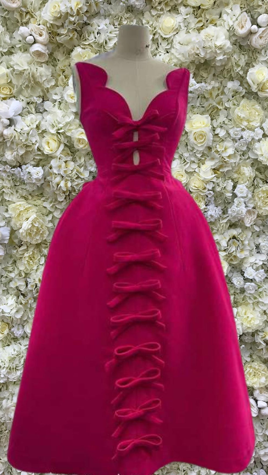 PINK MIDIKLEID MIT SCHLEIFE UND TRÄGERN