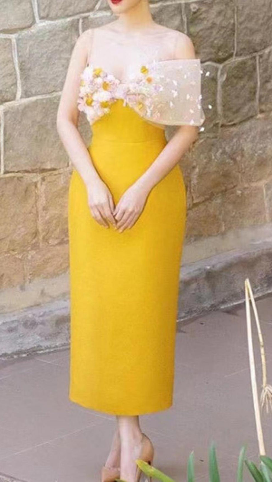 GELBE BLUME MIDIKLEID MIT LED-EINEM WORT