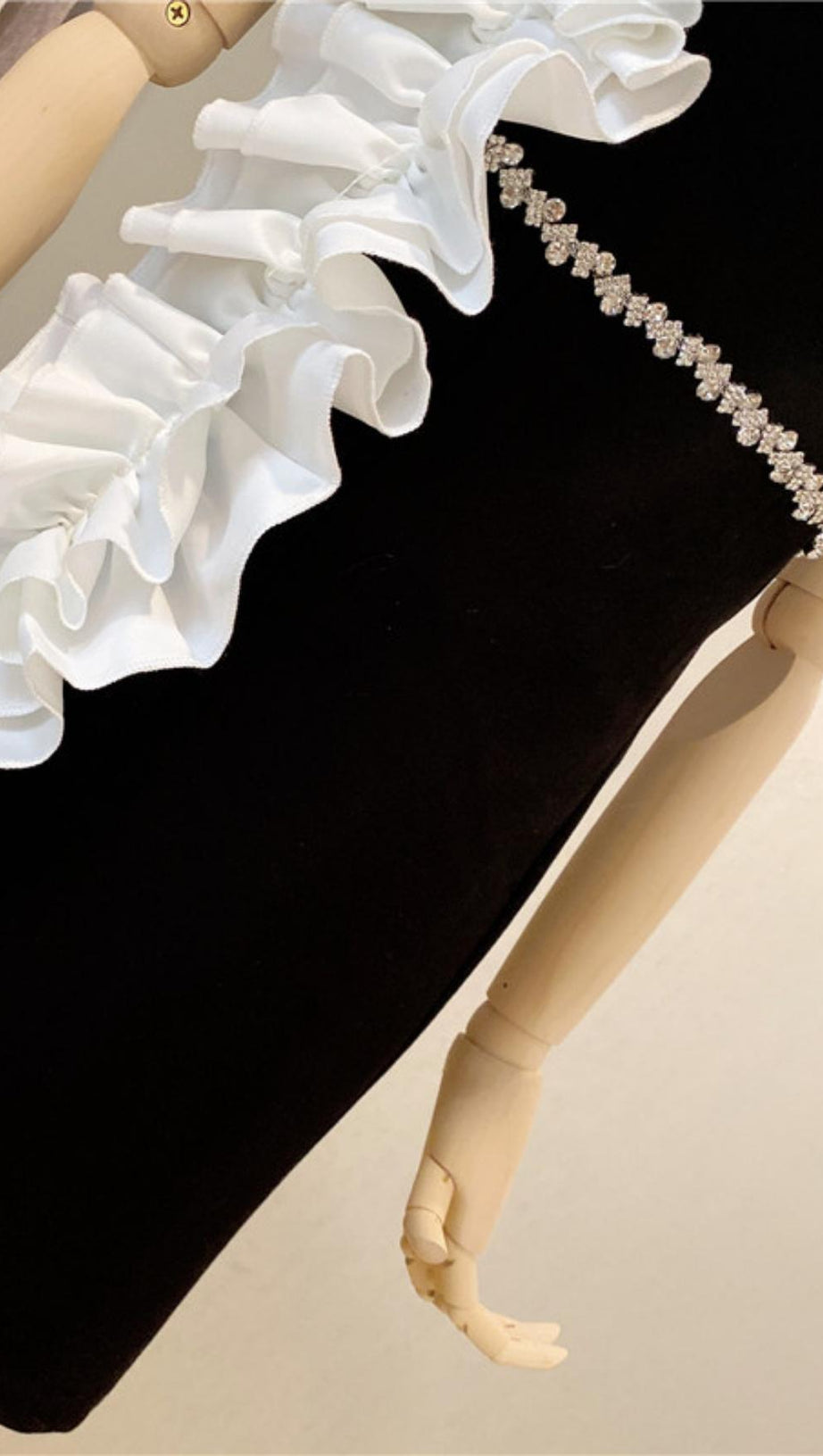 RUFFLE STRAPLESS BANDAGE MINI DRESS IN BLACK