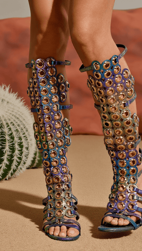 Ostara – Stiefel mit kreisförmigem Ausschnitt