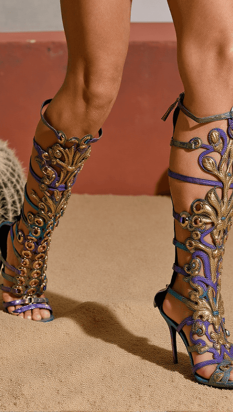 Ostara – Stiefel mit kreisförmigem Ausschnitt