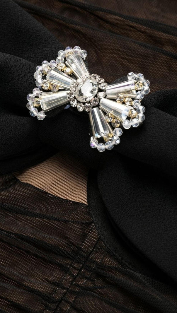 MIDIKLEID MIT SCHLEIFE UND NETZTRÄGERN IN SCHWARZ