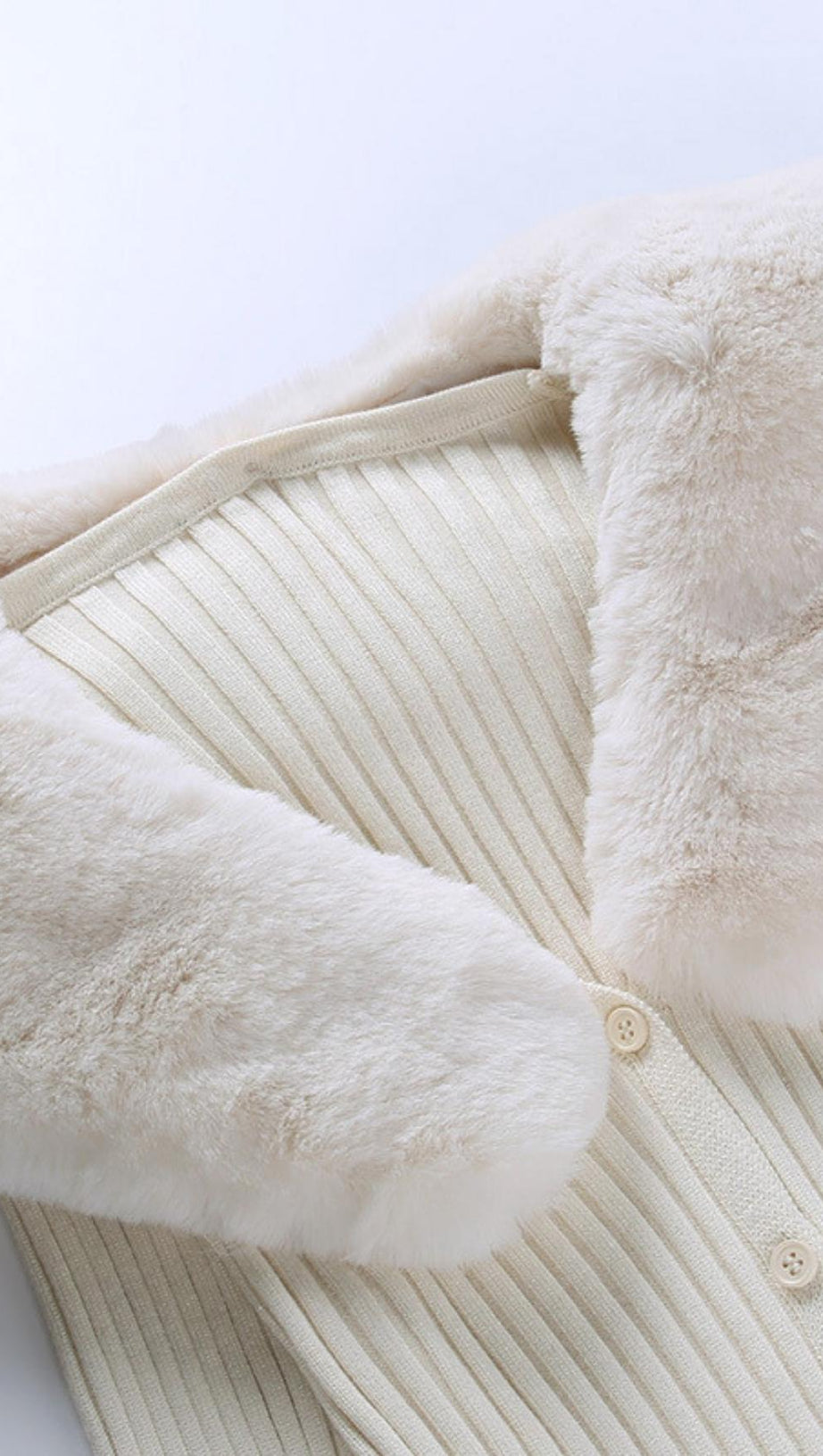 BEIGE STRICKTOP MIT WOLLKRAGEN