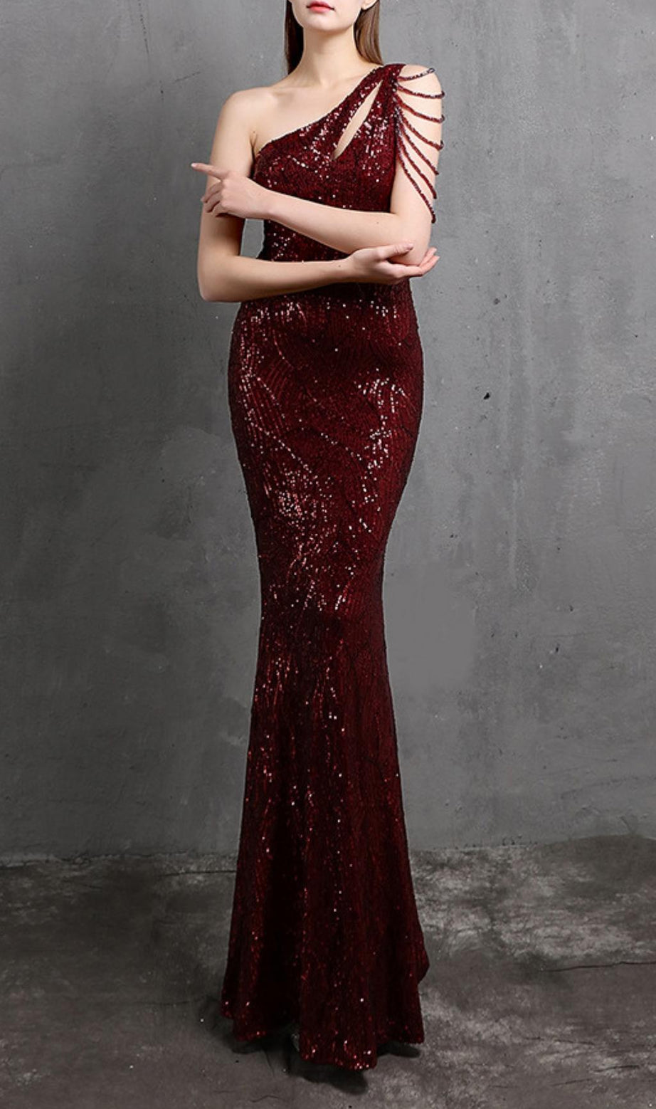 ABITO LUNGO CON PAILLETTES ROSSE E TAGLIO