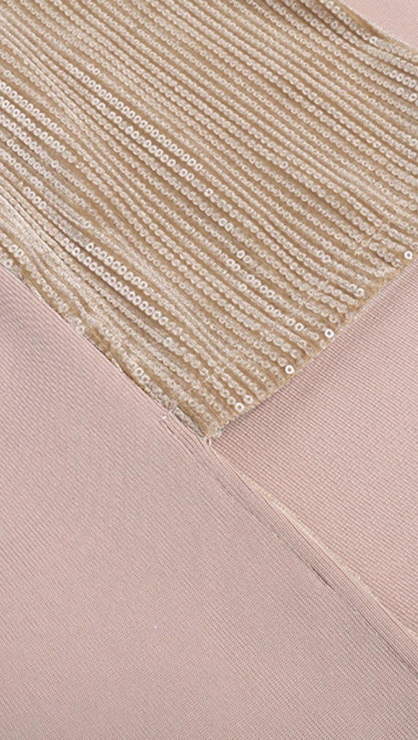 TRÄGERLOSES MIDIKLEID MIT RÜSCHEN