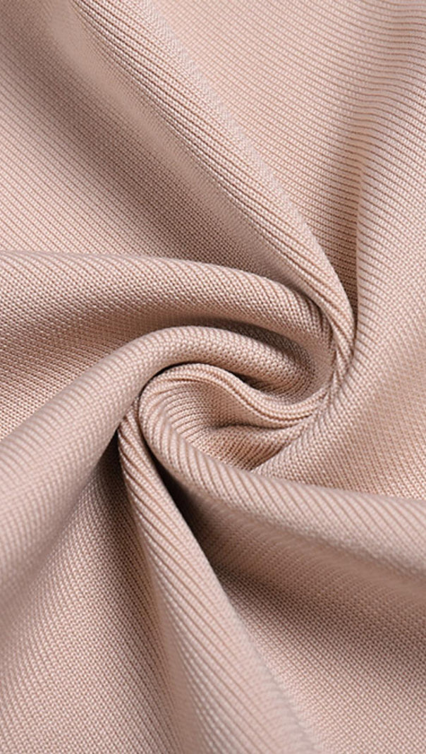 TRÄGERLOSES MIDIKLEID MIT RÜSCHEN