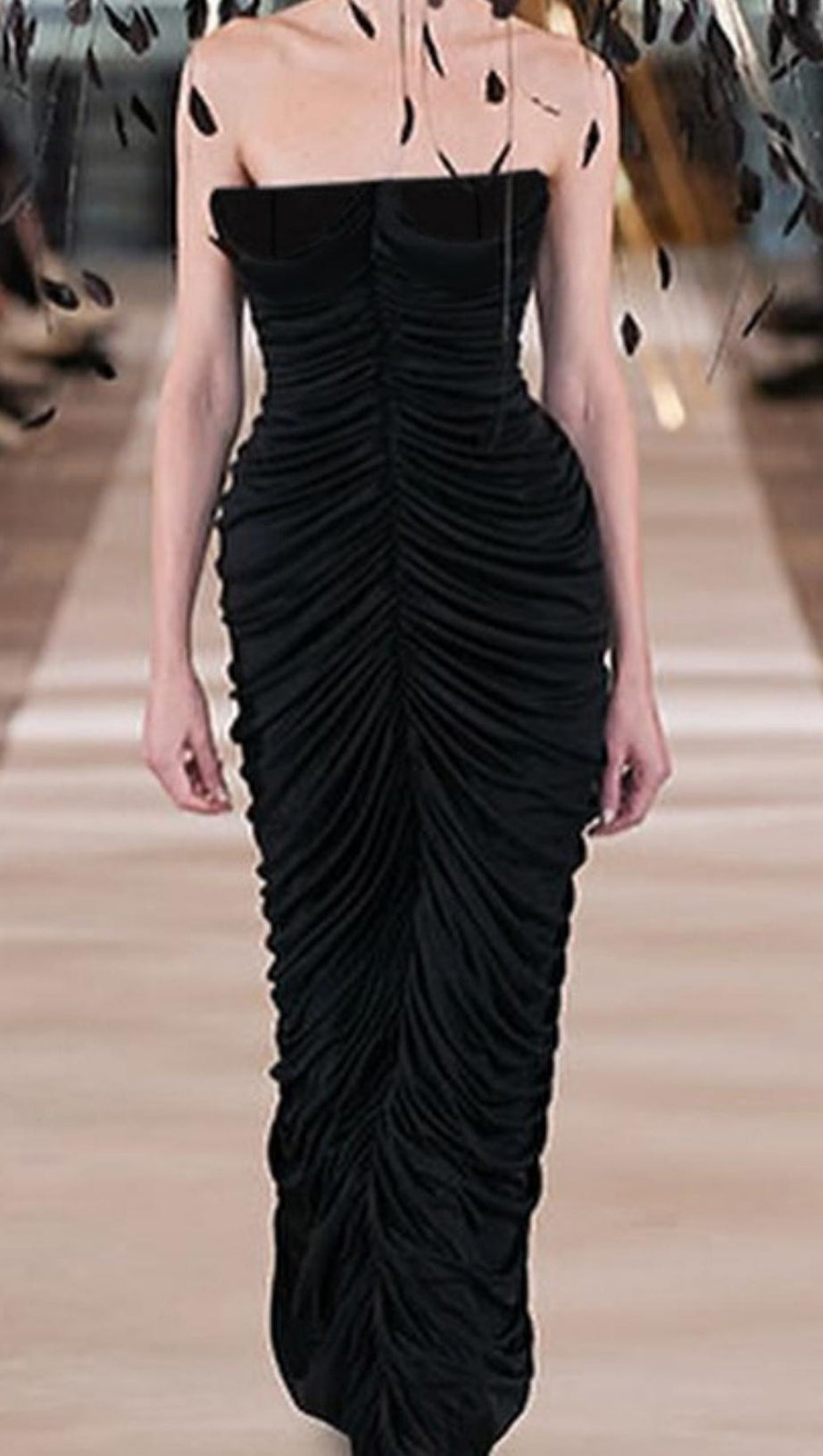 TRÄGERLOSES MIDIKLEID MIT RÜSCHEN IN SCHWARZ