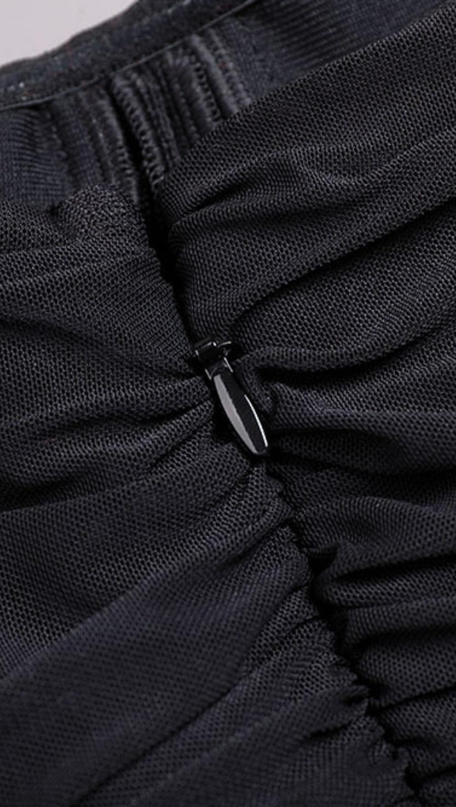 TRÄGERLOSES MIDIKLEID MIT RÜSCHEN IN SCHWARZ