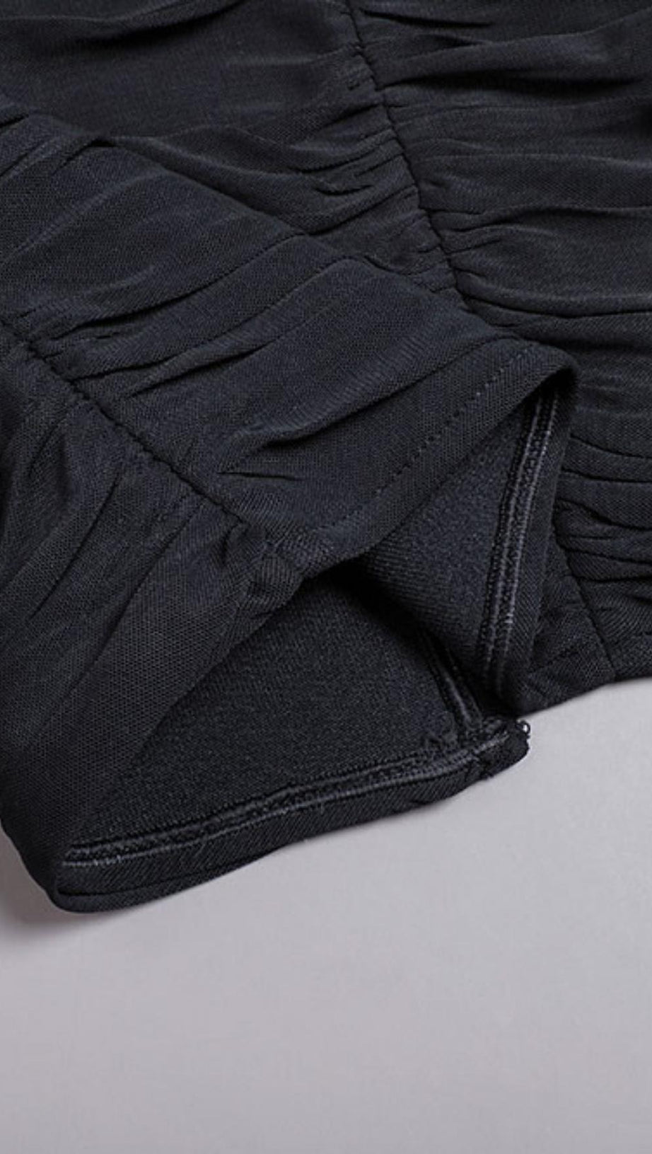 TRÄGERLOSES MIDIKLEID MIT RÜSCHEN IN SCHWARZ