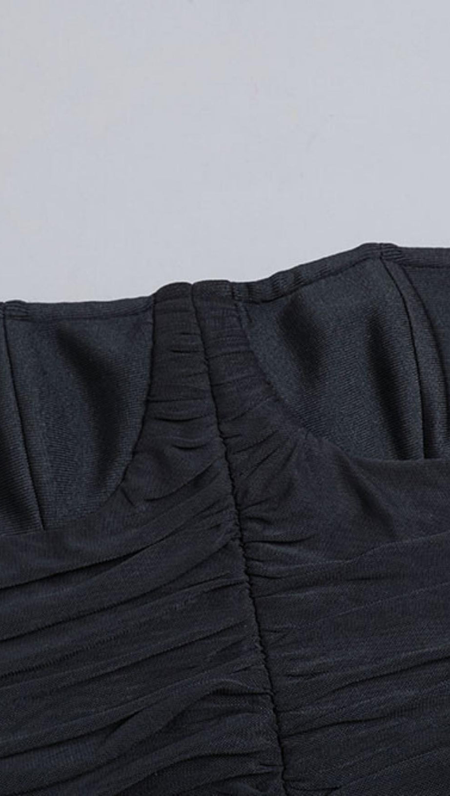 TRÄGERLOSES MIDIKLEID MIT RÜSCHEN IN SCHWARZ