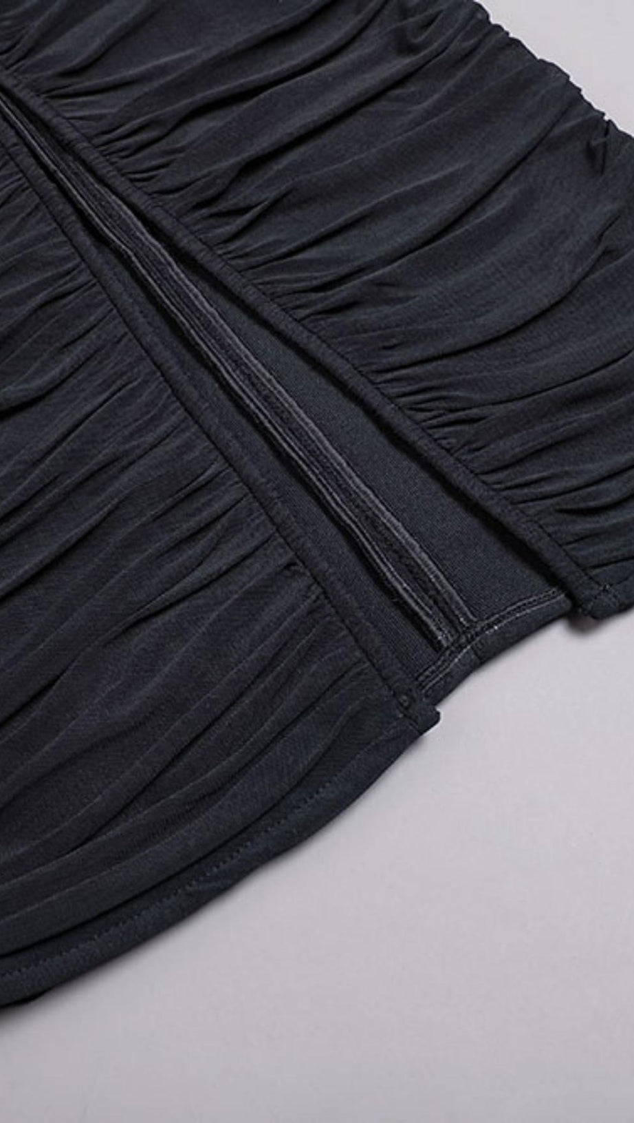 TRÄGERLOSES MIDIKLEID MIT RÜSCHEN IN SCHWARZ