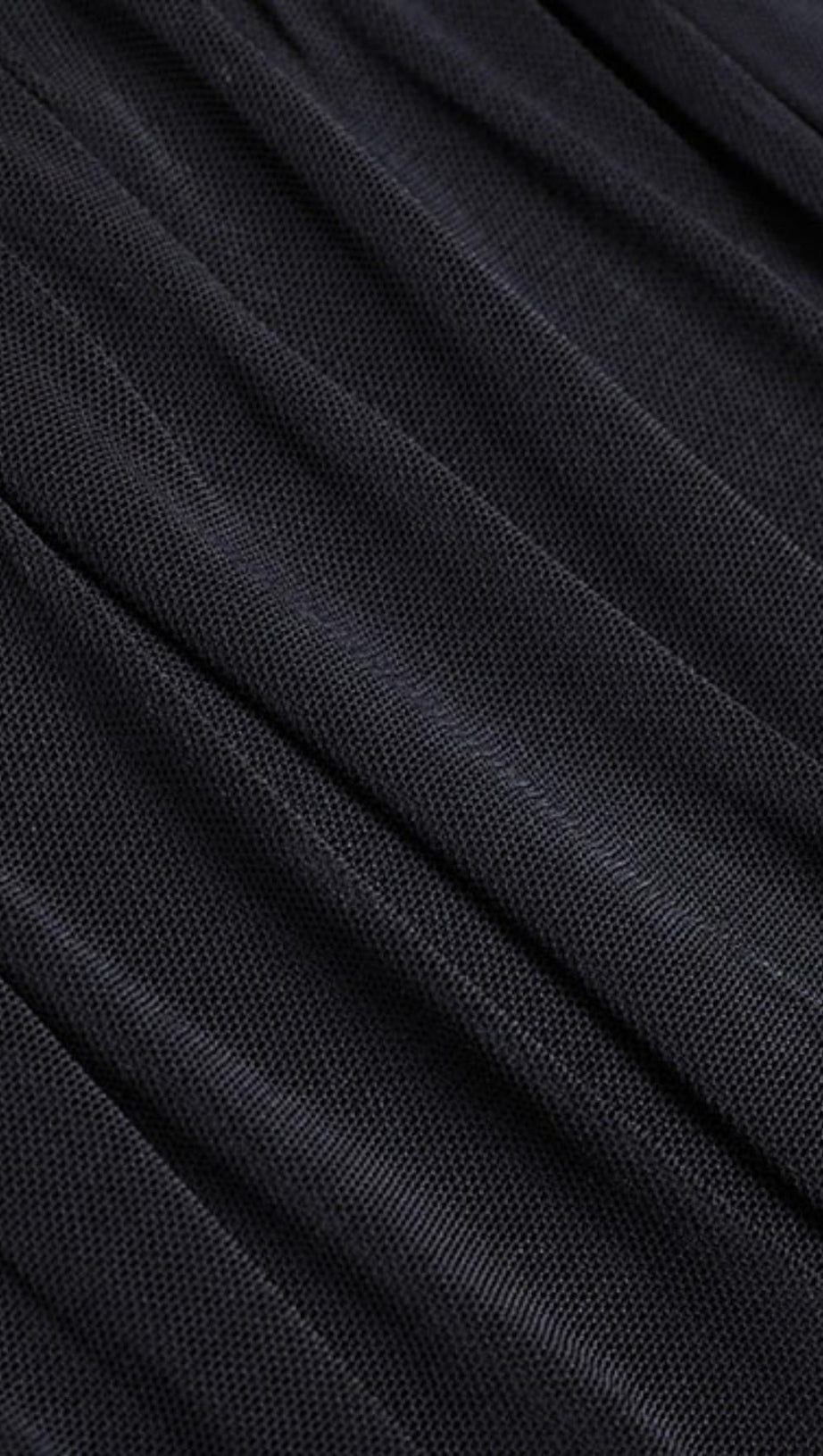 TRÄGERLOSES MIDIKLEID MIT RÜSCHEN IN SCHWARZ